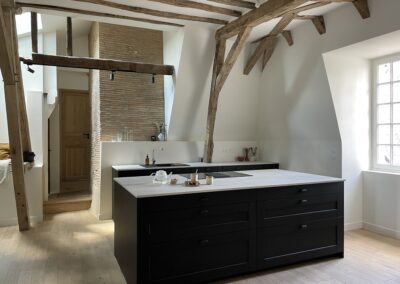 rénovation appartement rennes. visualisation de l'espace cuisine où les travaux d'électricité, plomberie et chauffage ont été réalisés