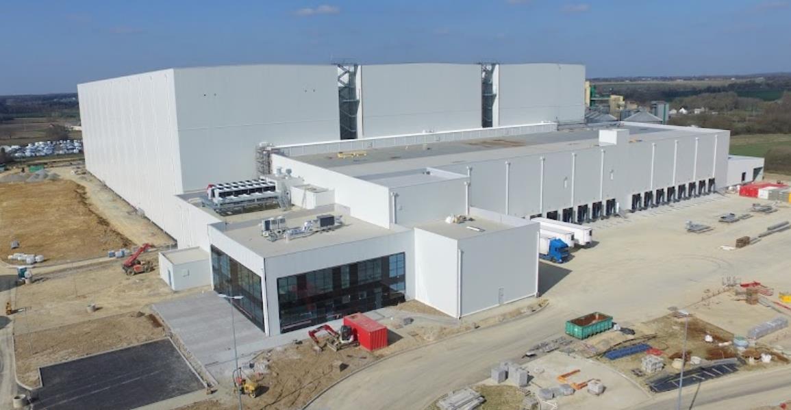 Bureaux d’une plateforme logistique Plateforme logistique Newcold. Réalisation de travaux en électricité (courants forts, courants faibles, SSI type 2b et type 4), en plomberie, en climatisation VRV et en ventilation double flux pour une zone de bureau au sein d'une plateforme logistique.