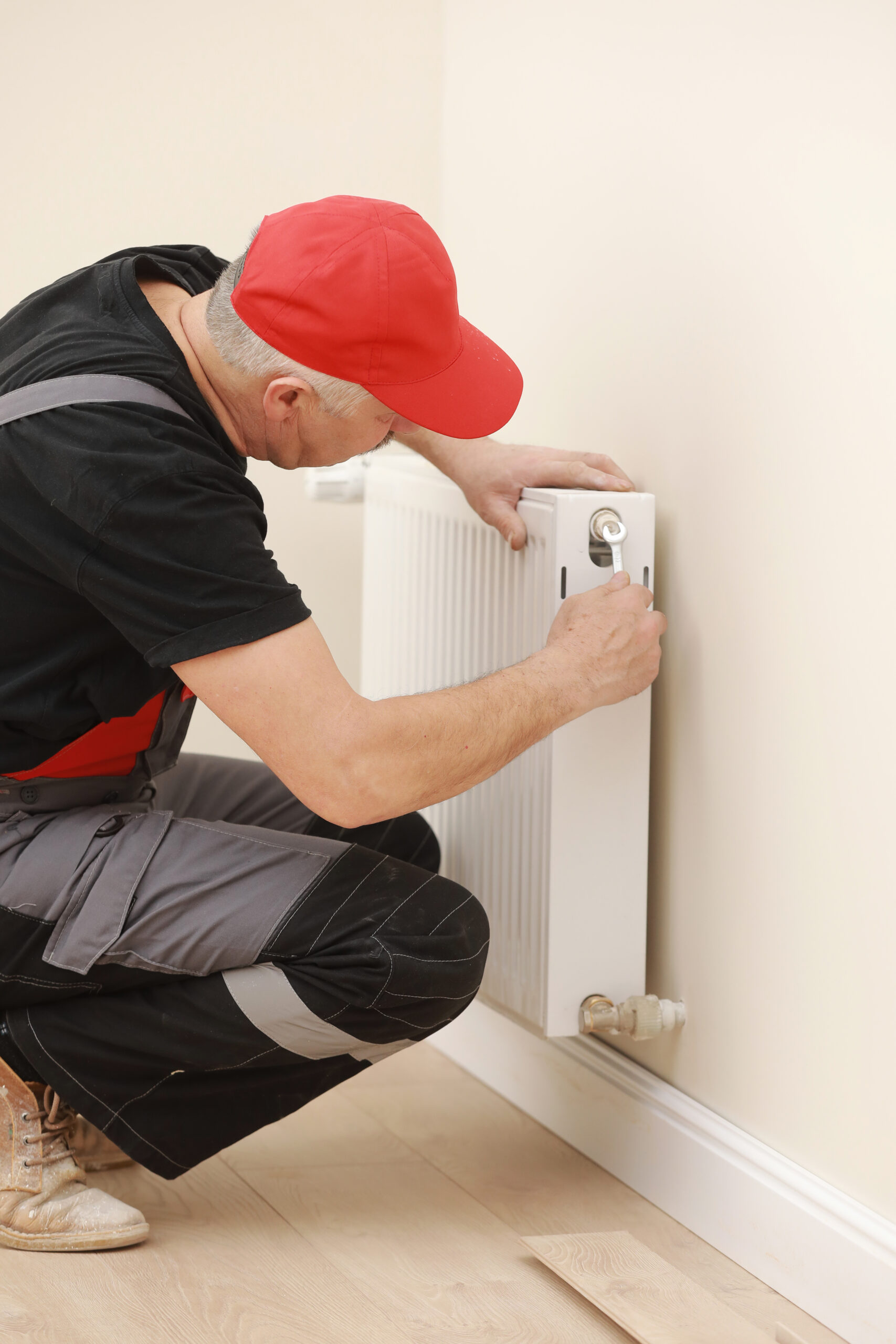 Technicien qui intervient sur un radiateur